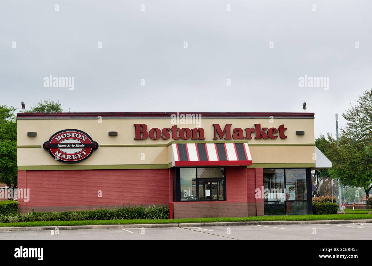 Houston, Texas/USA 03/25/2020: Boston Market Building exterior in Houston, TX. Fast zwanglose Restaurantkette, die seit 1985 Gerichte im Rotisserie-Stil serviert. Stockfoto