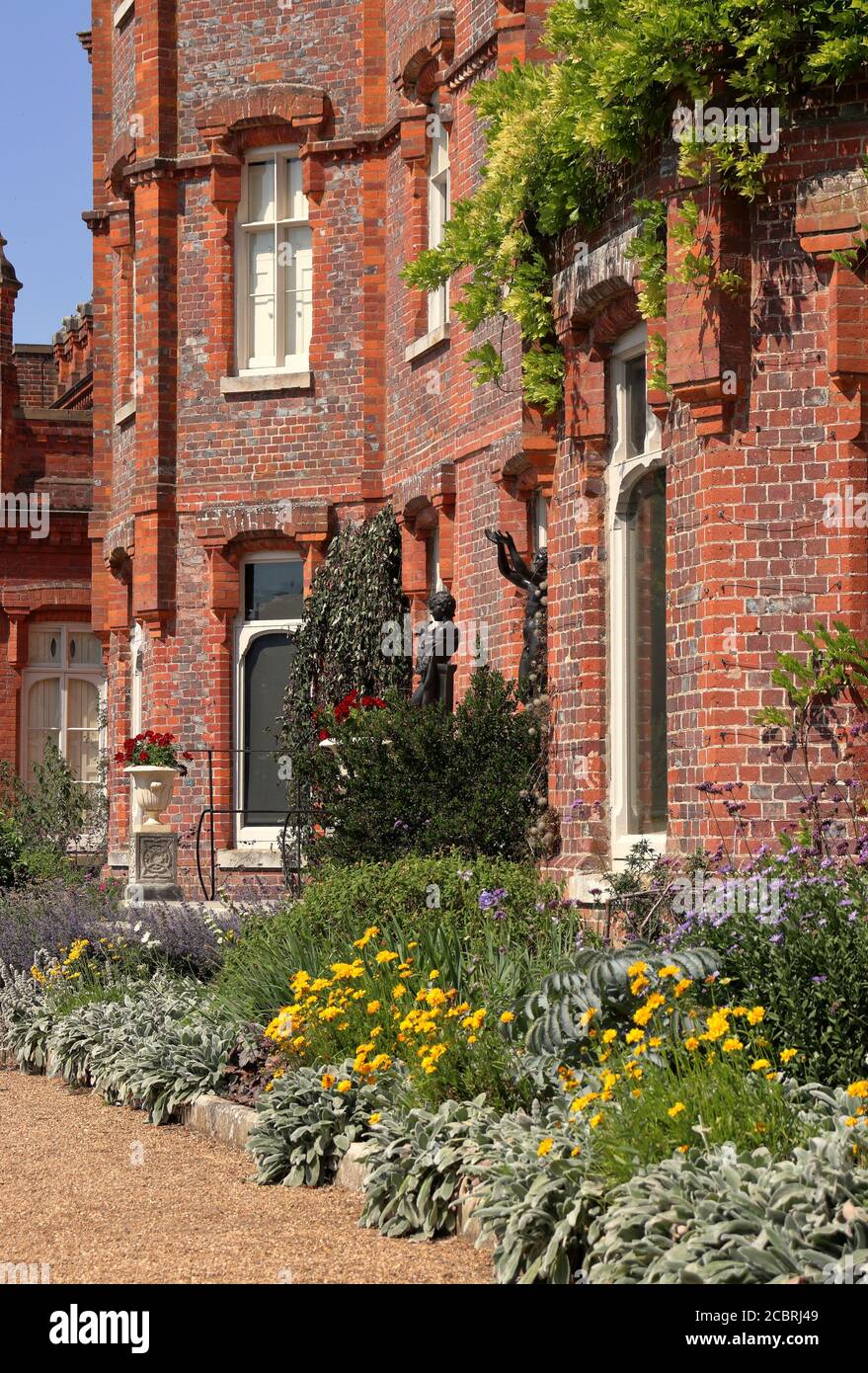 Ein englisches Herrenhaus mit vielen Blumenbeeten vorne Stockfoto