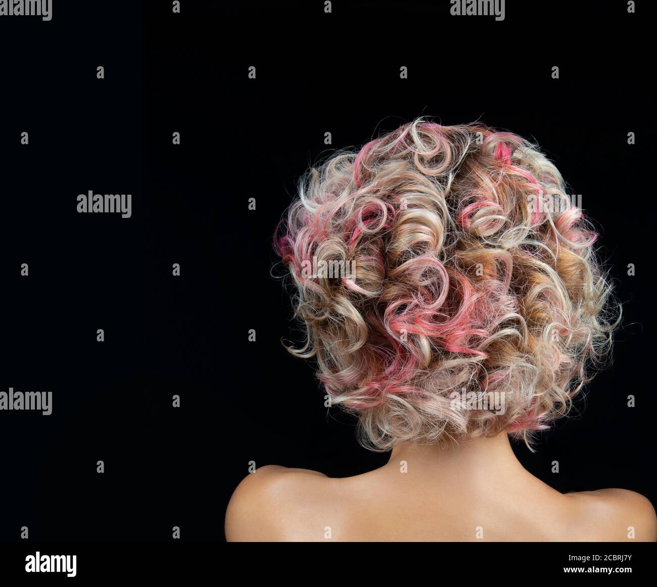 kaukasische Frau mit gefärbten welligen Haaren. studio-Foto auf schwarzem Hintergrund. Stockfoto