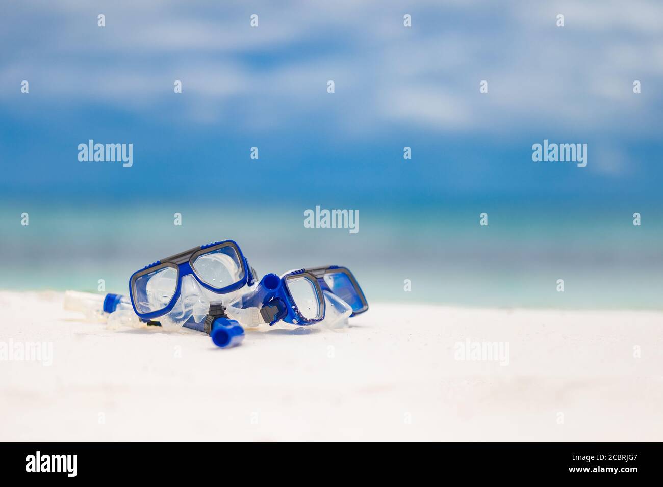 Zwei Taucherbrillen, Schnorchelausrüstung am Strand. Blaue Schnorchelausrüstung am Meer, abgelegenen tropischen Stränden und Ländern. Sommer Wassersport, Erholung Stockfoto