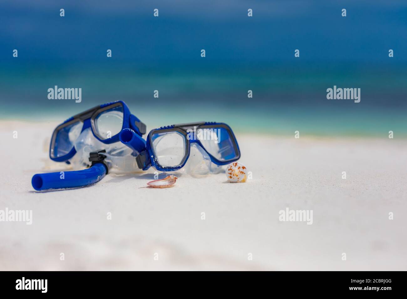 Zwei Taucherbrillen, Schnorchelausrüstung am Strand. Blaue Schnorchelausrüstung am Meer, abgelegenen tropischen Stränden und Ländern. Sommer Wassersport, Erholung Stockfoto