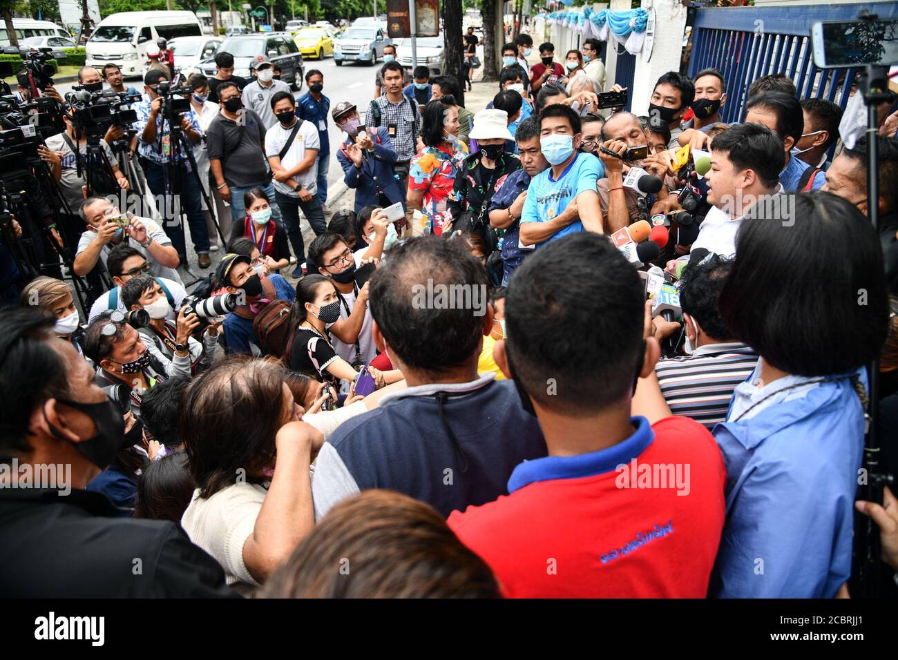 Thailand. August 2020. Das Gericht hat Parit Chiwarak oder den Protestführer eines „Pinguin“-Studenten am Strafgericht in Bangkok freigelassen, nachdem er gestern wegen Volksverhetzung und Anstiftung zu öffentlichen Unruhen verhaftet worden war. (Foto: Vichan Poti/Pacific Press/Sipa USA) Quelle: SIPA USA/Alamy Live News Stockfoto