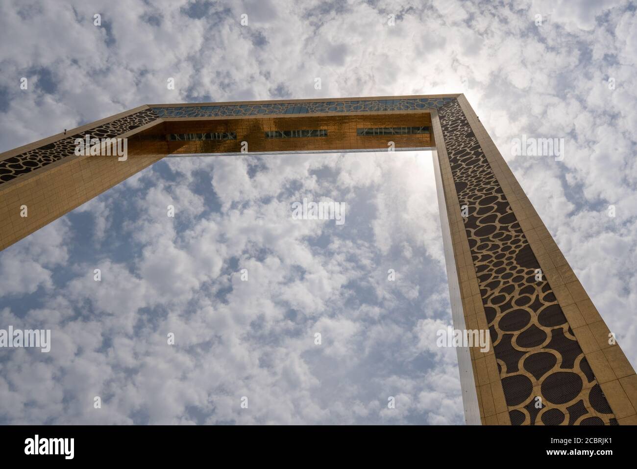 'Dubai, Vereinigte Arabische Emirate - 8/11/2020: The Dubai Frame Moderne Architektur in der Innenstadt goldene Farbe an einem blauen Himmel sonnigen Tag.' Stockfoto