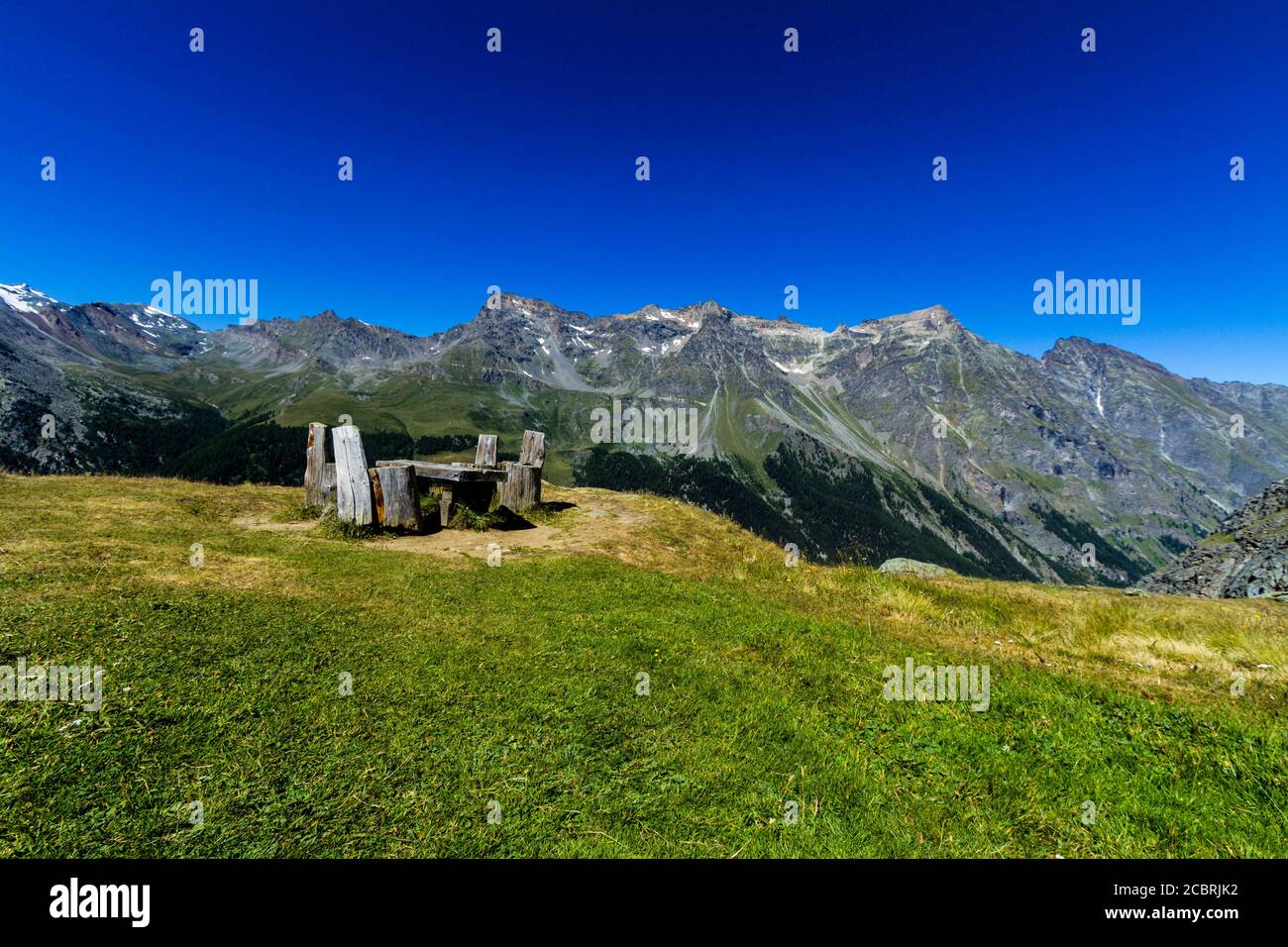 Ein Weitwinkelbild des Mittagessens auf dem Spitze der Berge Stockfoto