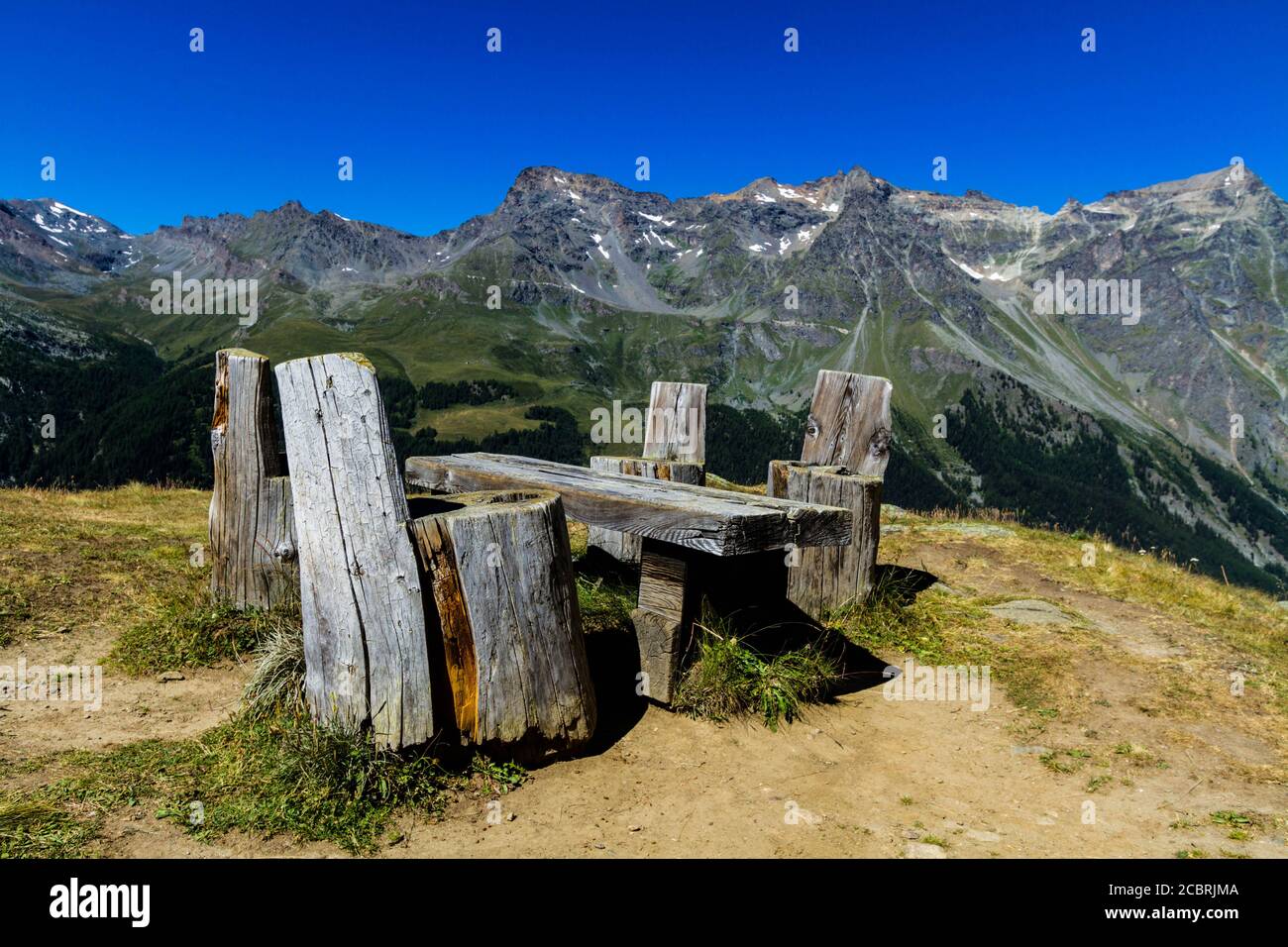Holztisch und Stühle mit der erstaunlichen Aussicht auf die Italienische Alpen an einer Berghütte Stockfoto
