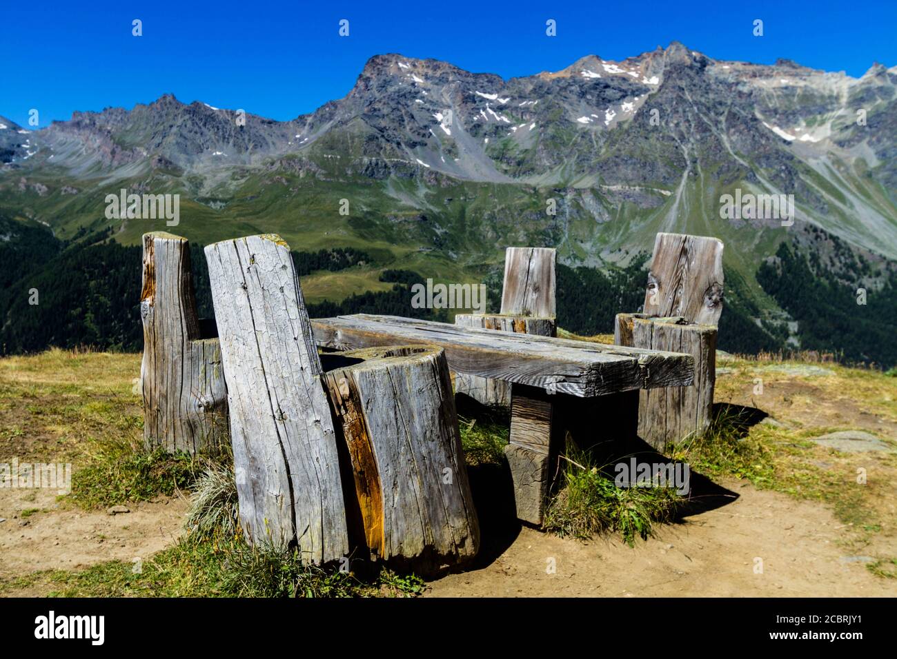 Holztisch und Stühle auf Wanderweg in den Bergen Stockfoto