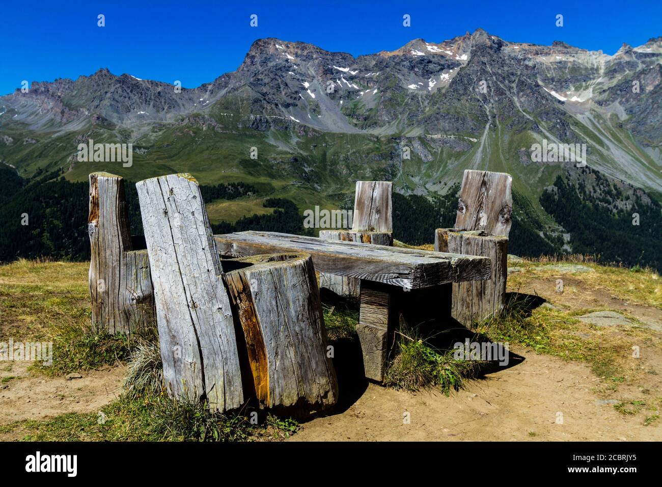 Rustikaler Holztisch und Stühle auf den Hügeln Stockfoto