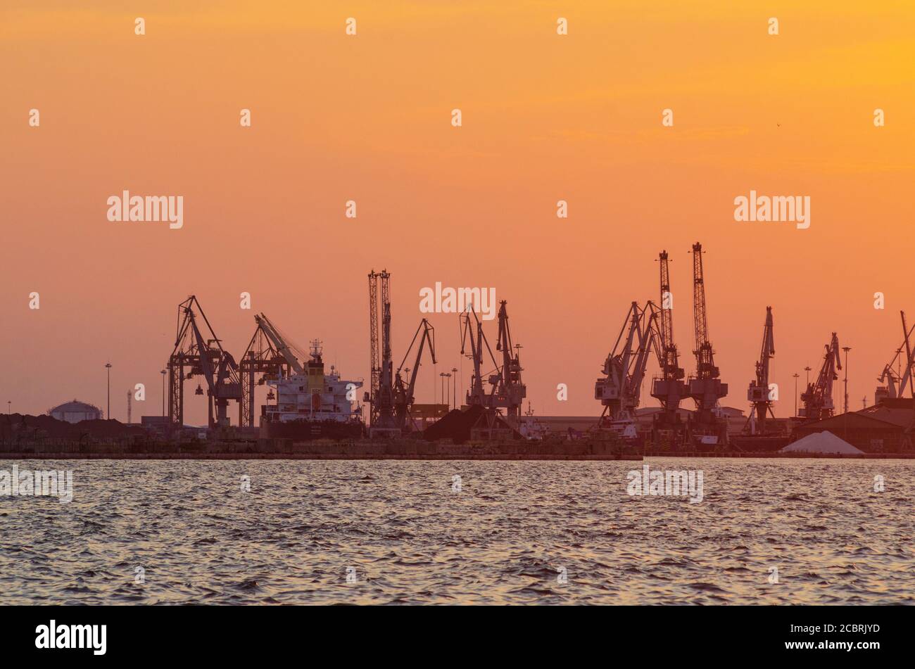 Containerschiffe verlassen den Hafen von Thessaloniki Mazedonien Griechenland - Foto: Geopix/Alamy Stock Photo Stockfoto