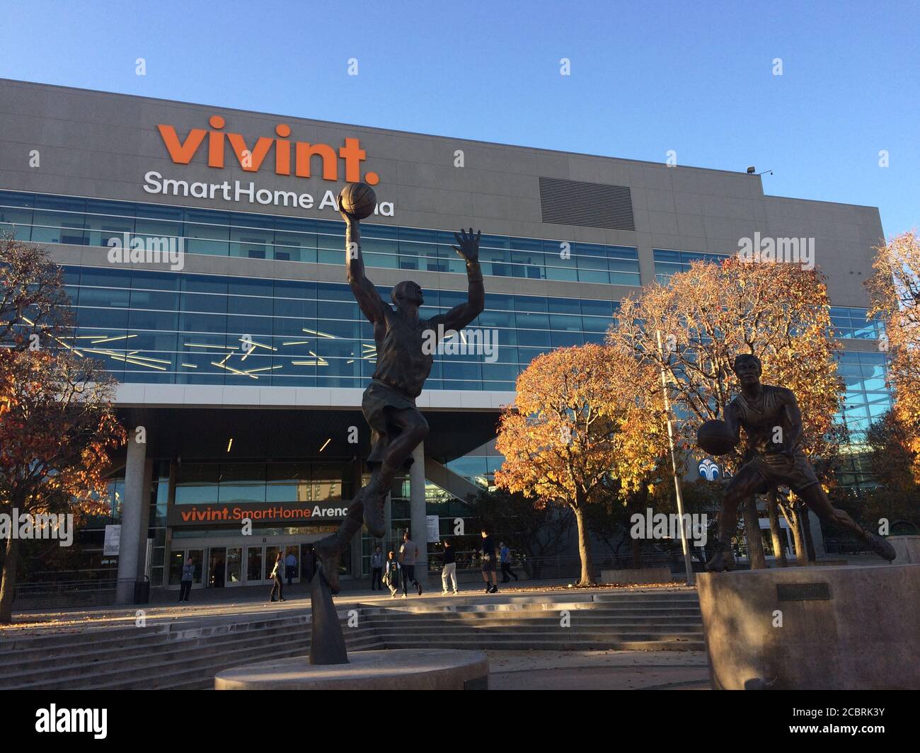 Vivint Smart Home Arena. NBA Basketball-Team Utah Jazz spielen Heimspiele in dieser Arena. Clublegenden Karl Malone und John Stockton Statuen. Stockfoto