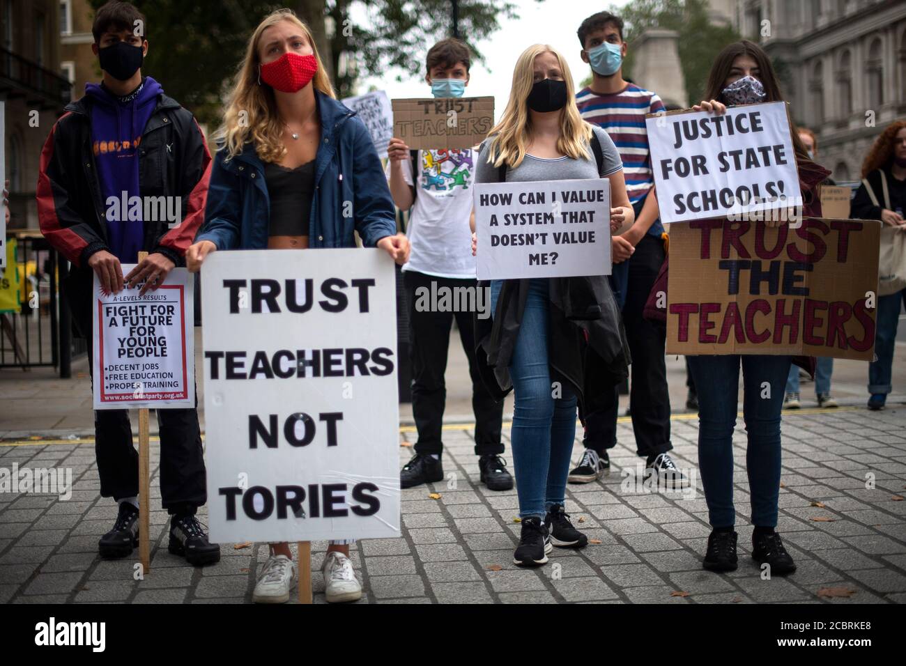 Studenten mit Gesichtsmasken nehmen an einem Protest in Westminster in London über den Umgang der Regierung mit DEN ERGEBNISSEN DER UNIVERSITÄT, die Bereitstellung von Universitäten und düstere Beschäftigungsaussichten Teil. Stockfoto