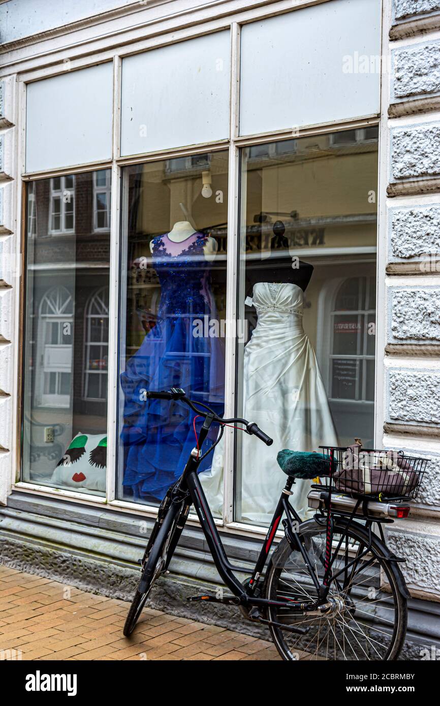 Dänemark, Stubbekbing, 21.02.2019: Hochzeitskleid im Salon, Brautkleider hinter dem Fenster Stockfoto