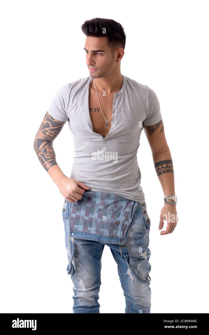 Junger Mann mit Denim-Overalls und weißem T-Shirt Stockfoto