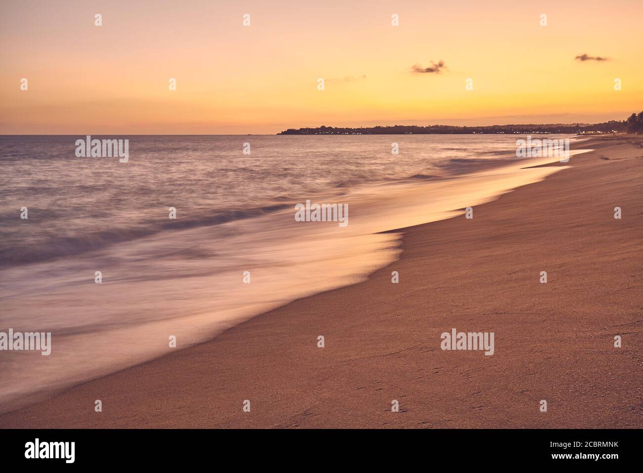 Tropischer Sandstrand bei Sonnenuntergang, Langzeitbelichtung Bild, Sommerurlaub Konzept, Farbtonung angewendet. Stockfoto