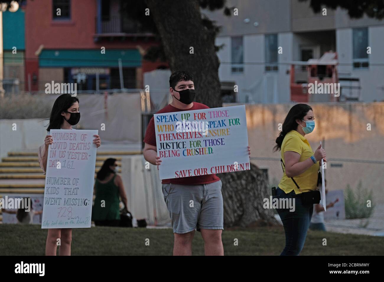 Tucson, Arizona, USA. August 2020. Save the Children veranstalten in Tucson eine Demonstration gegen Kinderhandel und Menschenhandel. #Save Our Children ist eine nationale Interessengruppe, die glaubt, dass der Kinderhandel pandemische Ausmaße erreicht hat und dass Politiker, Establishment-Eliten und Hollywood-Prominente Teil einer organisierten Verschwörung sind, um zu helfen, zu schützen und sich an Menschenhandel und Kinderhandel zu beteiligen. Mitglieder haben unterschiedliche Überzeugungen, die von denen reichen, die unentwänglich Kinder schützen wollen, bis hin zu Verschwörungsgruppen wie QAnon, die viel extremere Ansichten haben, die nicht bewiesen oder nicht Basis sind Stockfoto