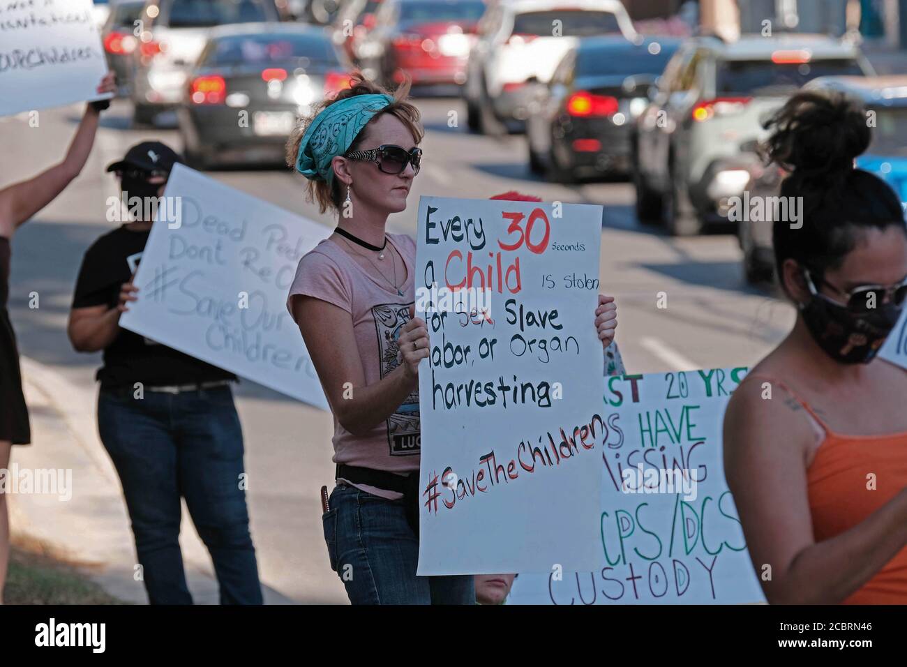 Tucson, Arizona, USA. August 2020. Save the Children veranstalten in Tucson eine Demonstration gegen Kinderhandel und Menschenhandel. #Save Our Children ist eine nationale Interessengruppe, die glaubt, dass der Kinderhandel pandemische Ausmaße erreicht hat und dass Politiker, Establishment-Eliten und Hollywood-Prominente Teil einer organisierten Verschwörung sind, um zu helfen, zu schützen und sich an Menschenhandel und Kinderhandel zu beteiligen. Mitglieder haben unterschiedliche Überzeugungen, die von denen reichen, die unentwänglich Kinder schützen wollen, bis hin zu Verschwörungsgruppen wie QAnon, die viel extremere Ansichten haben, die nicht bewiesen oder nicht Basis sind Stockfoto