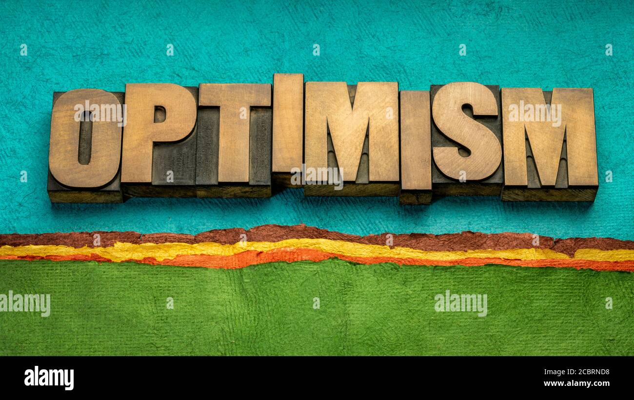 Optimismus Wort abstrakt im Buchdruck Holzart gegen abstrakte Papierlandschaft, Hoffnung und Positivität Konzept Stockfoto