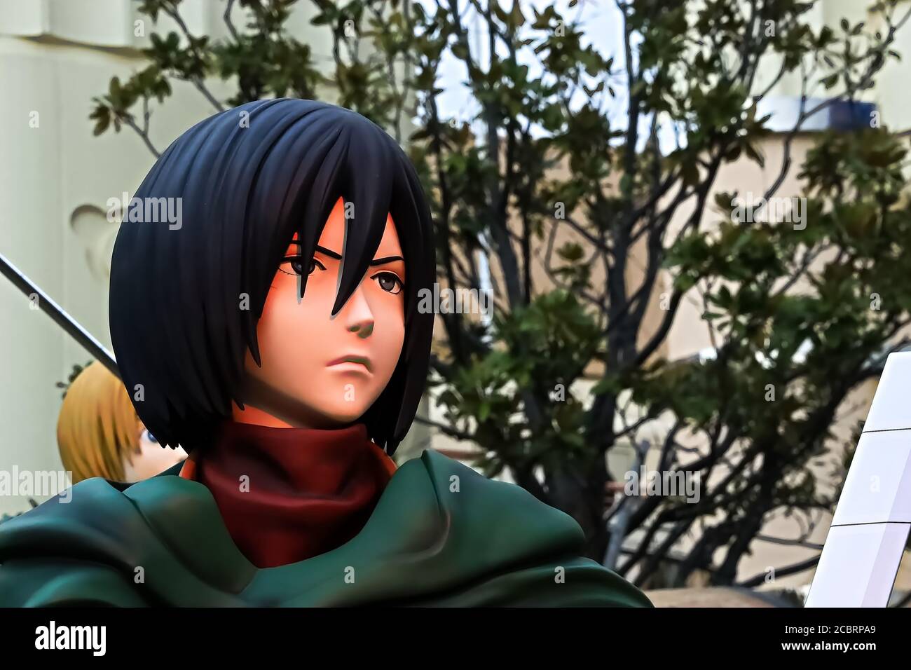 Klonoid-Statue von Mikasa Ackerman aus Angriff auf Titan ( Shingeki no Kyojin ) /Rennen um das Überleben XR Fahrt in den Universal Studios japan. Stockfoto