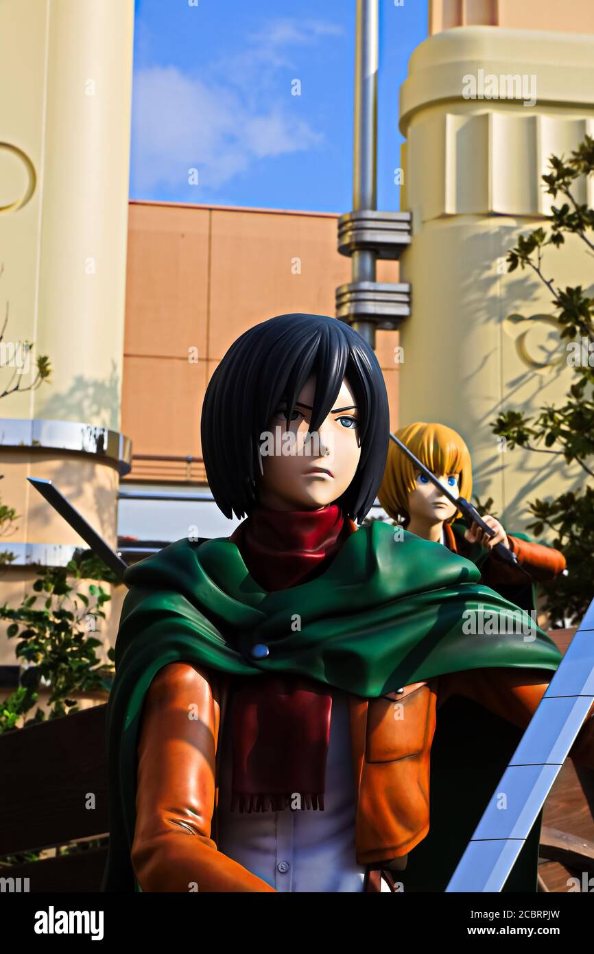 Klonoid-Statue von Mikasa Ackerman aus Angriff auf Titan ( Shingeki no Kyojin ) /Rennen um das Überleben XR Fahrt in den Universal Studios japan. Stockfoto