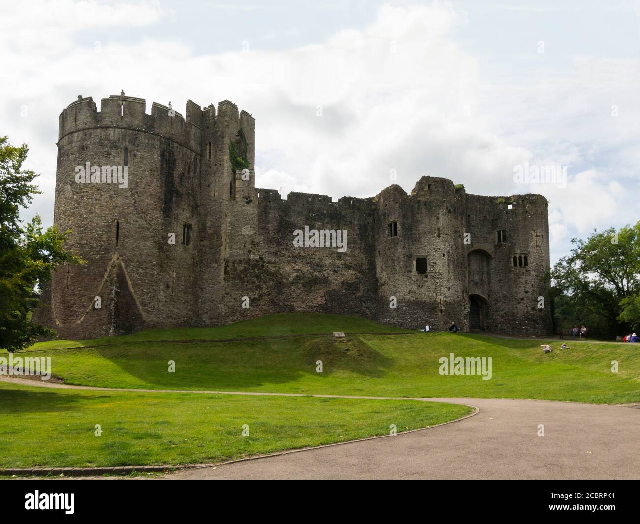 Haupttor Eingang in den Ruinen von Chepstow Castle Chepstow Monmouthshire South Wales UK älteste noch erhaltene poströmische Steinbefestigung in Großbritannien Stockfoto