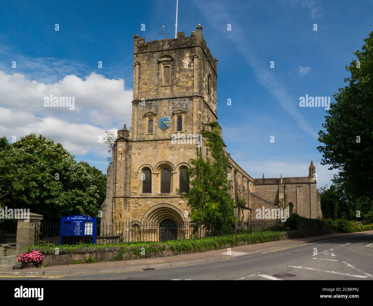 Pfarrei und Priorat Kirche St. Mary Chepstow Monmouthshire Süd Wales UK mit frühem 12. jahrhundert reich verzierten Eingang Stockfoto