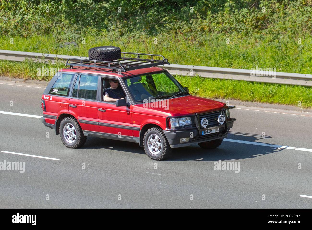 1999 90s 90s Red Land Rover Range Rover P38 2.5TD DSEVehicular Verkehr Fahrzeuge, Autos fahren Fahrzeug auf britischen Straßen, Motoren, Fahren auf der Autobahn M6-Netz. Stockfoto