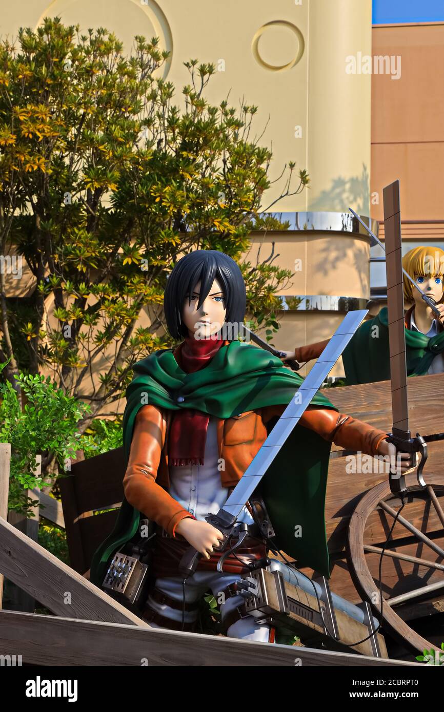 Klonoid-Statue von Mikasa Ackerman aus Angriff auf Titan ( Shingeki no Kyojin ) /Rennen um das Überleben XR Fahrt in den Universal Studios japan. Stockfoto