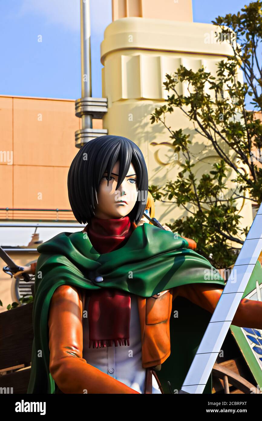 Klonoid-Statue von Mikasa Ackerman aus Angriff auf Titan ( Shingeki no Kyojin ) /Rennen um das Überleben XR Fahrt in den Universal Studios japan. Stockfoto