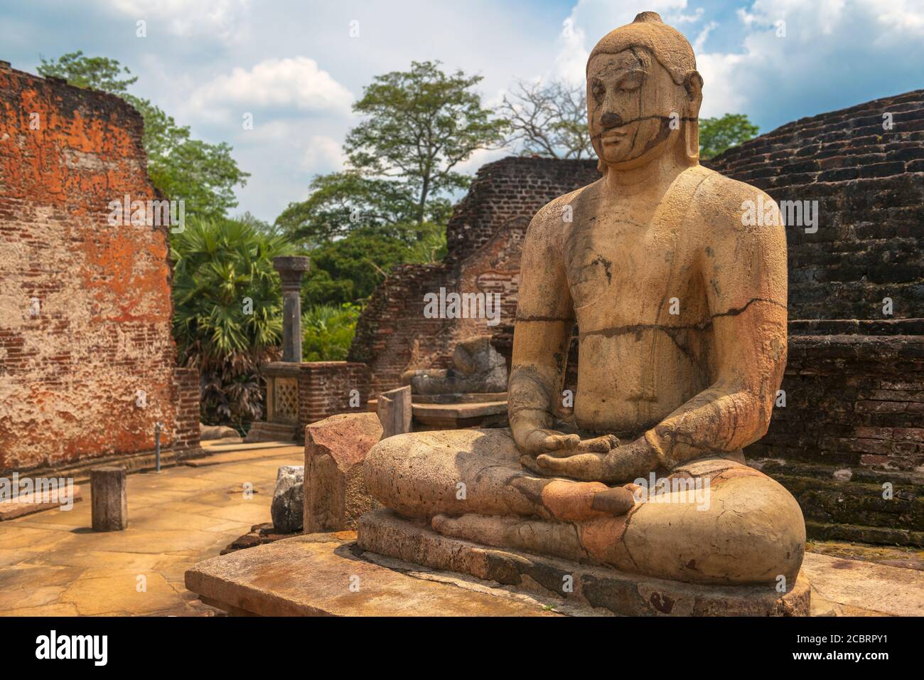 Eine meditierende Buddhastatue an der historischen Stätte von Polonnaruwa in Sri Lanka. Stockfoto