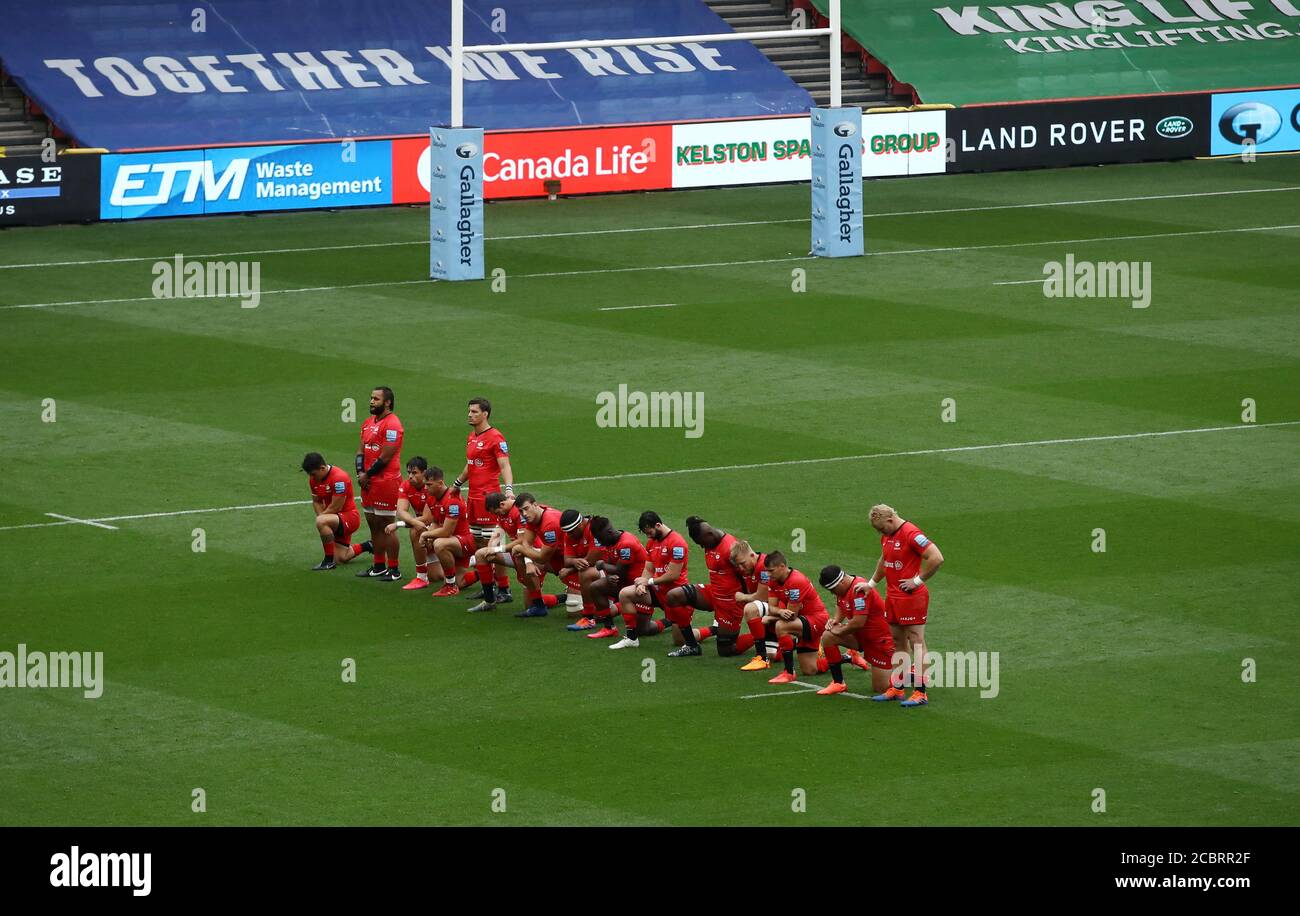 Saracens-Spieler knieen zur Unterstützung der Black Lives Matter-Bewegung während des Gallagher Premiership-Spiels in Ashton Gate, Bristol. Stockfoto