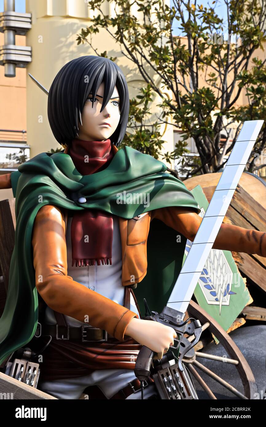 Klonoid-Statue von Mikasa Ackerman aus Angriff auf Titan ( Shingeki no Kyojin ) /Rennen um das Überleben XR Fahrt in den Universal Studios japan. Stockfoto