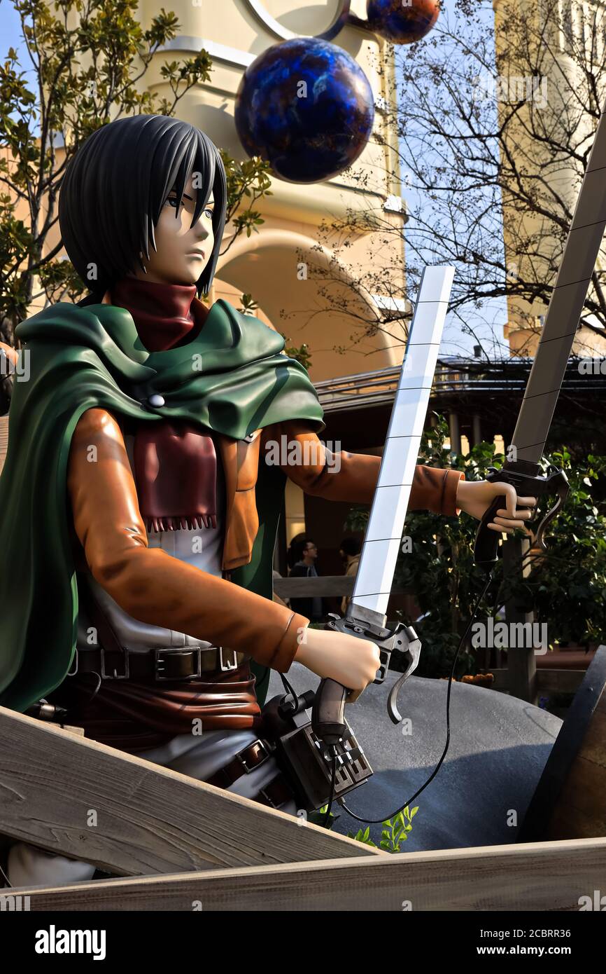 Klonoid-Statue von Mikasa Ackerman aus Angriff auf Titan ( Shingeki no Kyojin ) /Rennen um das Überleben XR Fahrt in den Universal Studios japan. Stockfoto