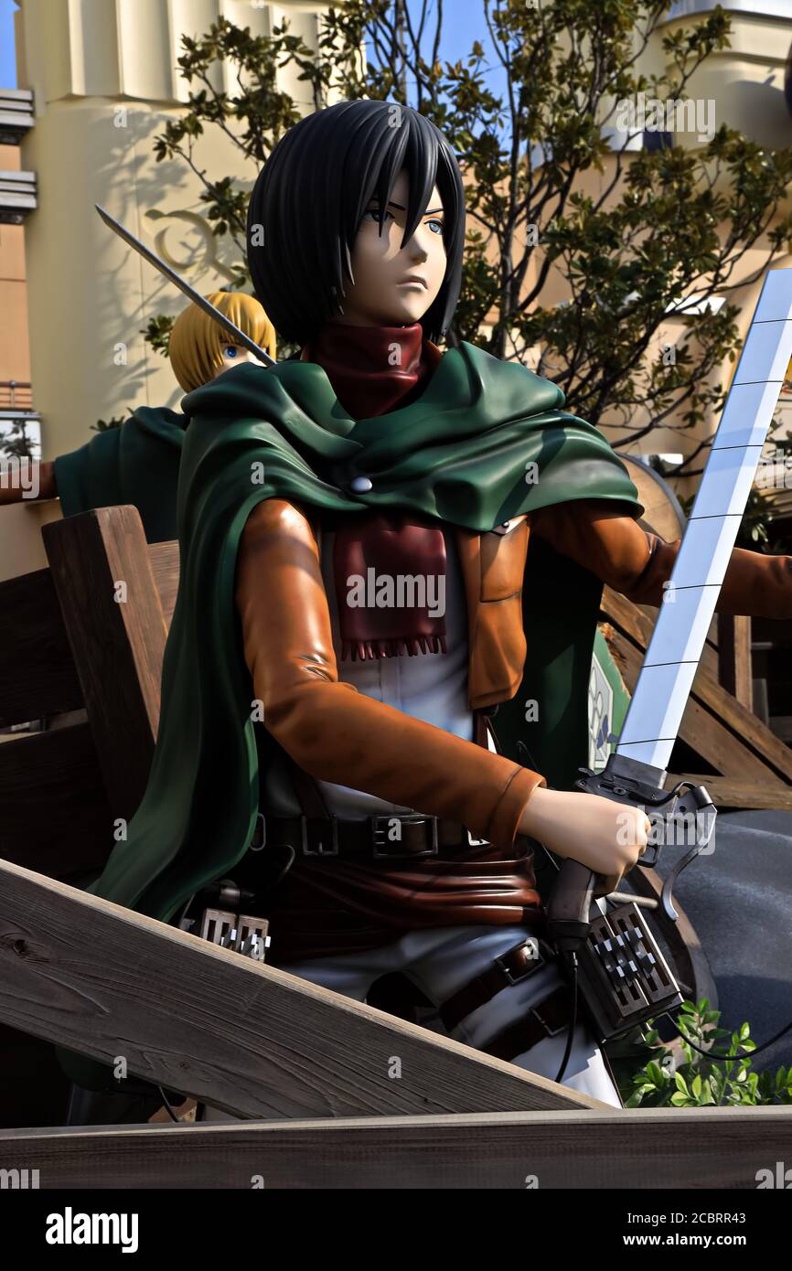 Klonoid-Statue von Mikasa Ackerman aus Angriff auf Titan ( Shingeki no Kyojin ) /Rennen um das Überleben XR Fahrt in den Universal Studios japan. Stockfoto