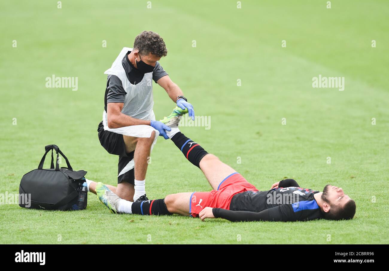 Crawley Sussex UK 15. August 2020 - EIN Physio kümmert sich um einen Palastspieler mit Krampf während des Fußballspiels von Crawley Town gegen Crystal Palace unter 23 Jahren vor der Saison, das hinter verschlossenen Türen im People's Pension Stadium in Crawley ausgetragen wird - nur für redaktionelle Verwendung. Keine Verkaufsförderung. Für Football-Bilder gelten Einschränkungen für FA und Premier League. Keine Internet-/Mobilnutzung ohne FAPL-Lizenz - für Details wenden Sie sich an Football Dataco : Credit Simon Dack / Alamy Live News Stockfoto