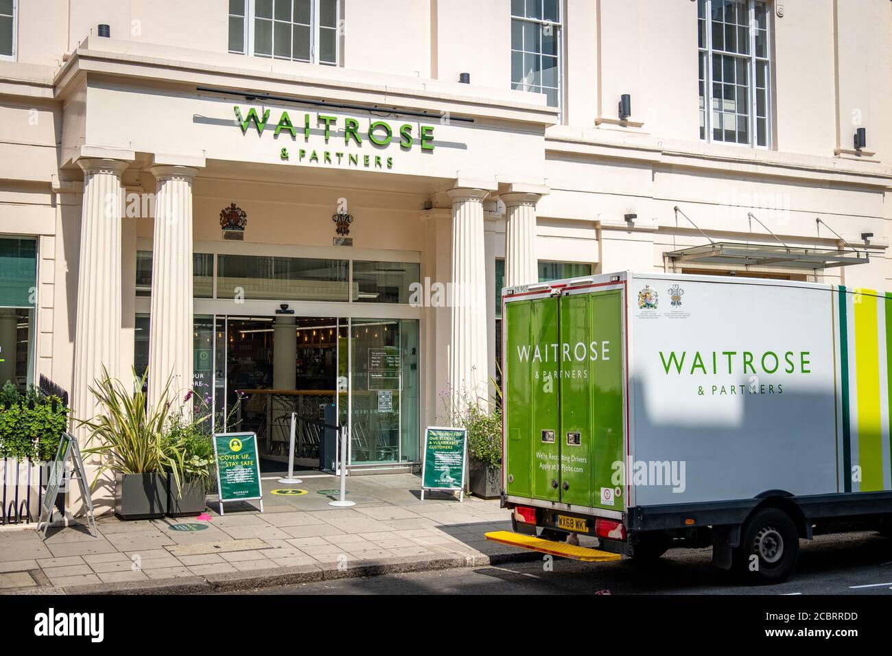 Waitrose Supermarkt und Lieferwagen, ein vornehme britische Supermarkt mit Online-Bestellung und Lieferung Stockfoto