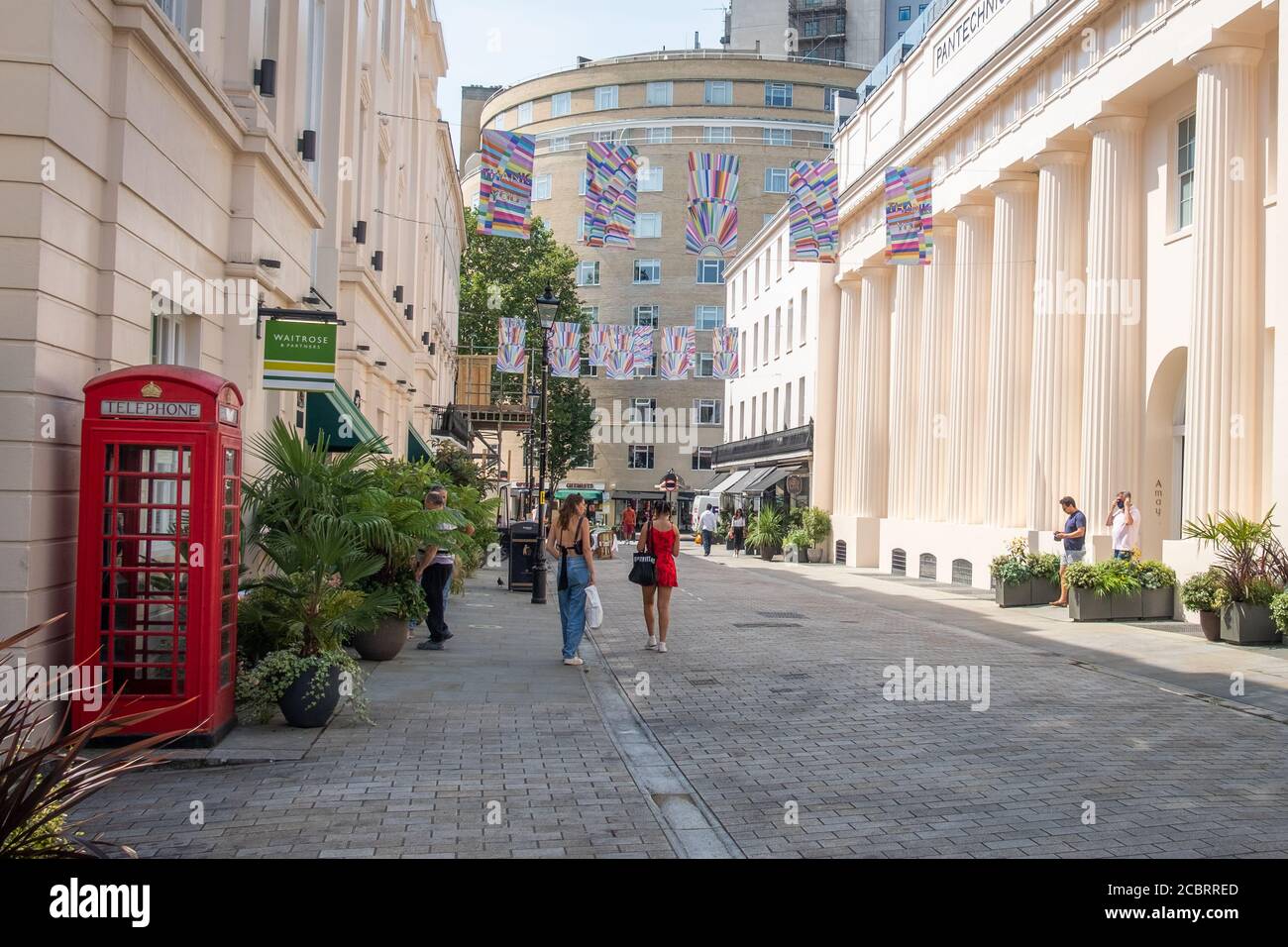 London - August 2020: Motcomb Street in Knightsbridge / Belgravia. Eine gehobene Einkaufsstraße, die für ihre luxuriösen Modegeschäfte bekannt ist Stockfoto