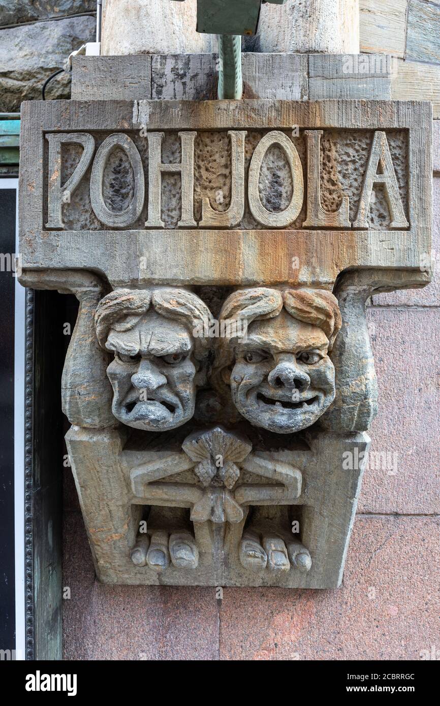 Steinwände am Eingang des Versicherungsgebäudes Pohjola in Helsinki, Finnland Stockfoto