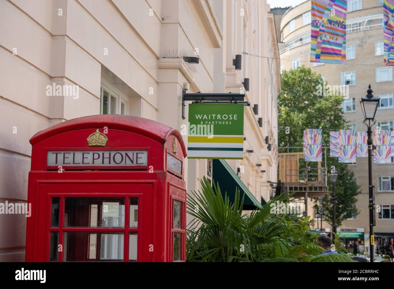 London - Waitrose Schild und rote Telefondose Stockfoto