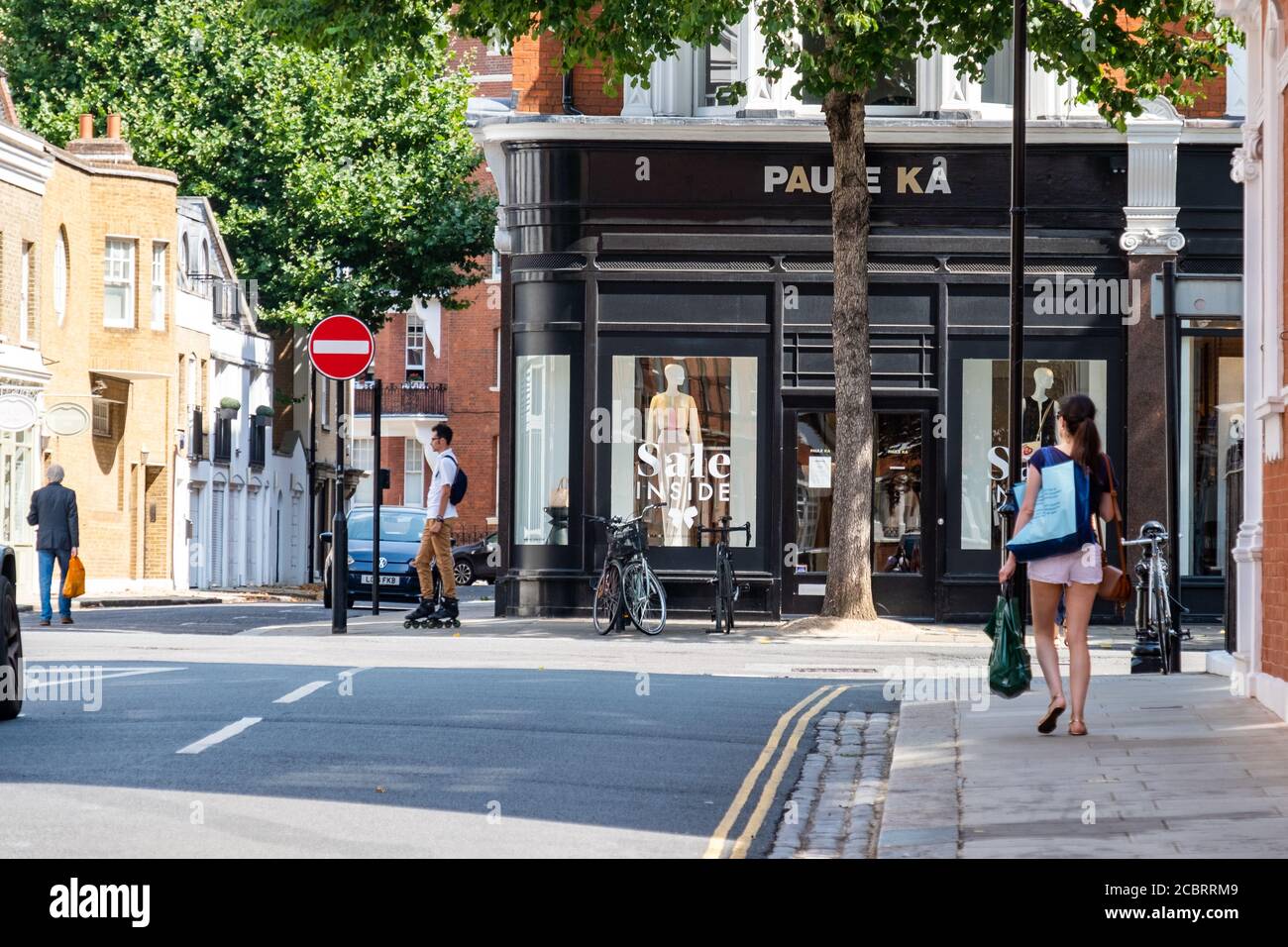London - August 2020: High-End-Mode-Shopping-Street-Szene auf Sloane Street Knightsbridge / Chelsea Stockfoto