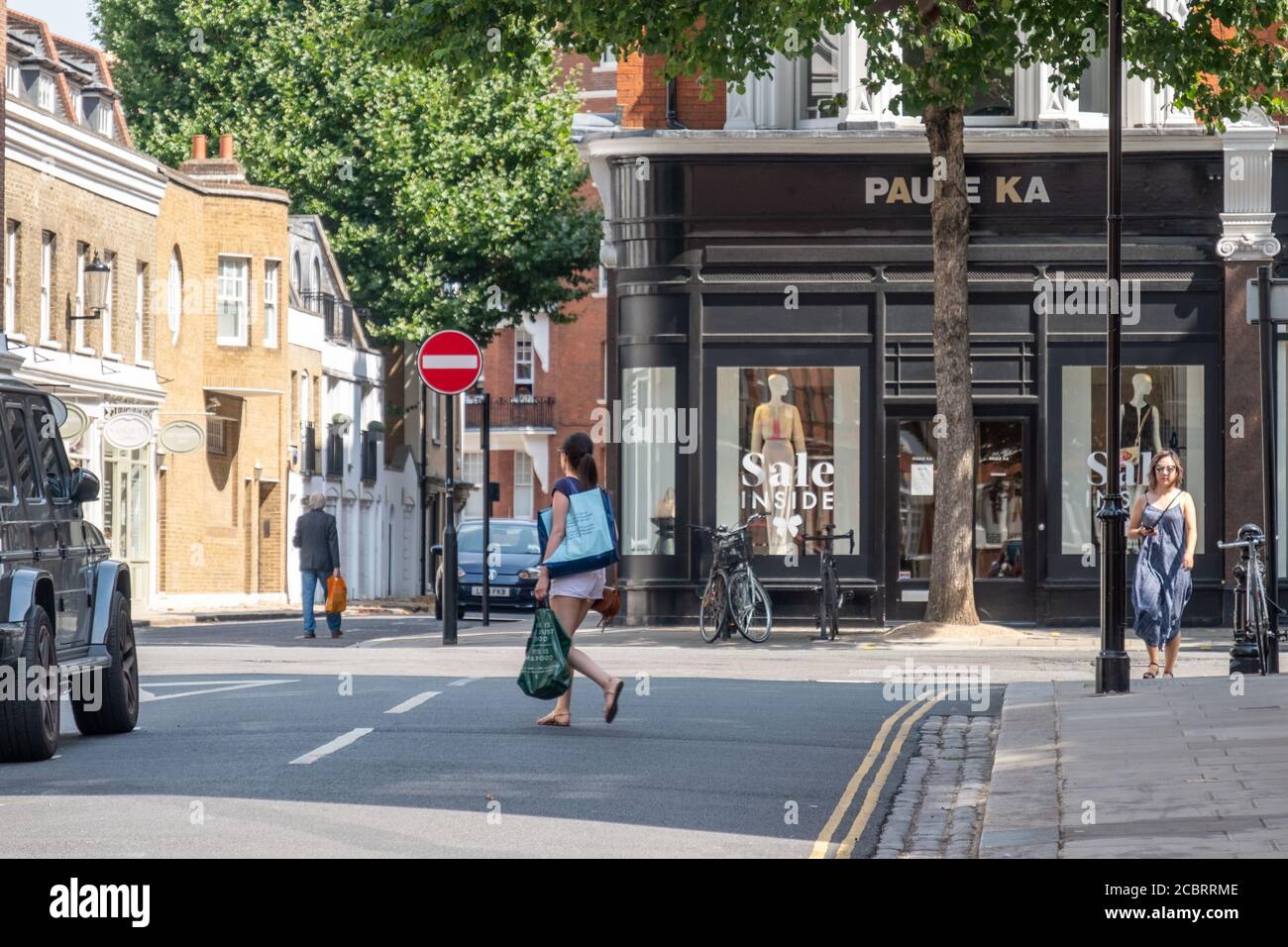 London - August 2020: High-End-Mode-Shopping-Street-Szene auf Sloane Street Knightsbridge / Chelsea Stockfoto