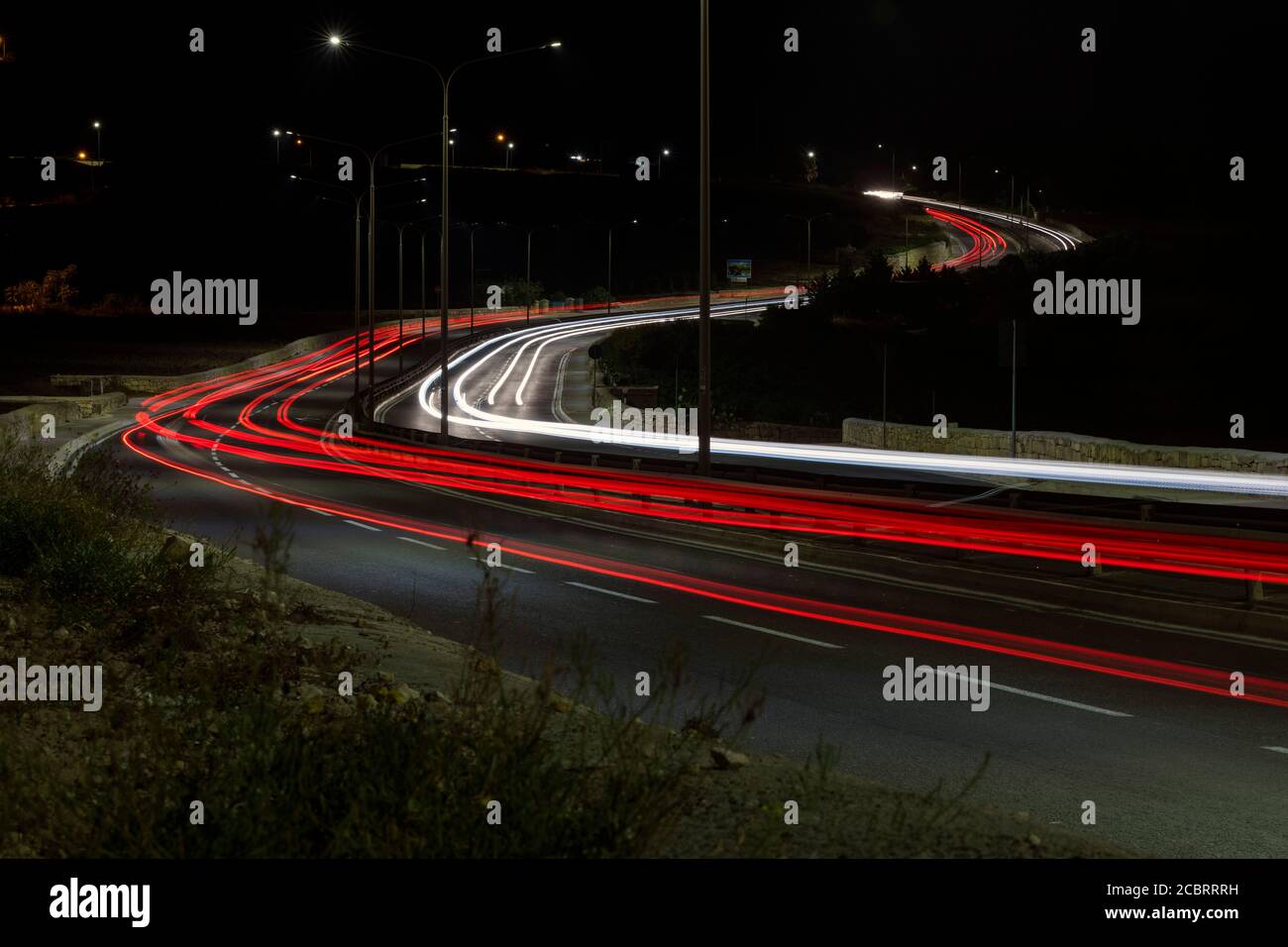 Leichte Spuren von Autos auf einer belebten Straße. Stockfoto