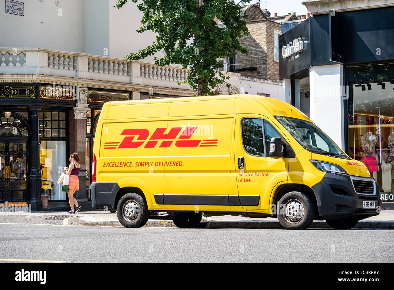 DHL van auf London Street, deutsche Kurierfirma Stockfoto