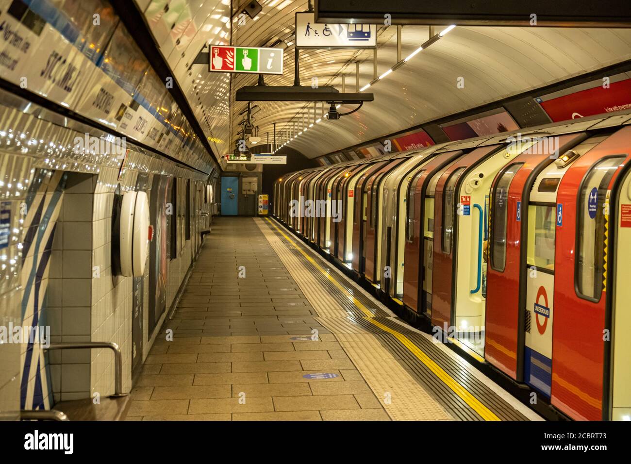 London - August 2020: Leerer U-Bahnsteig der Londoner U-Bahn. Stockfoto