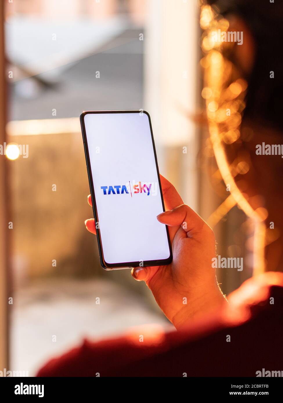 Assam, indien - 12. August 2020 : Tata Sky ein DTH-Service-Provider-Logo auf dem Telefonbildschirm. Stockfoto