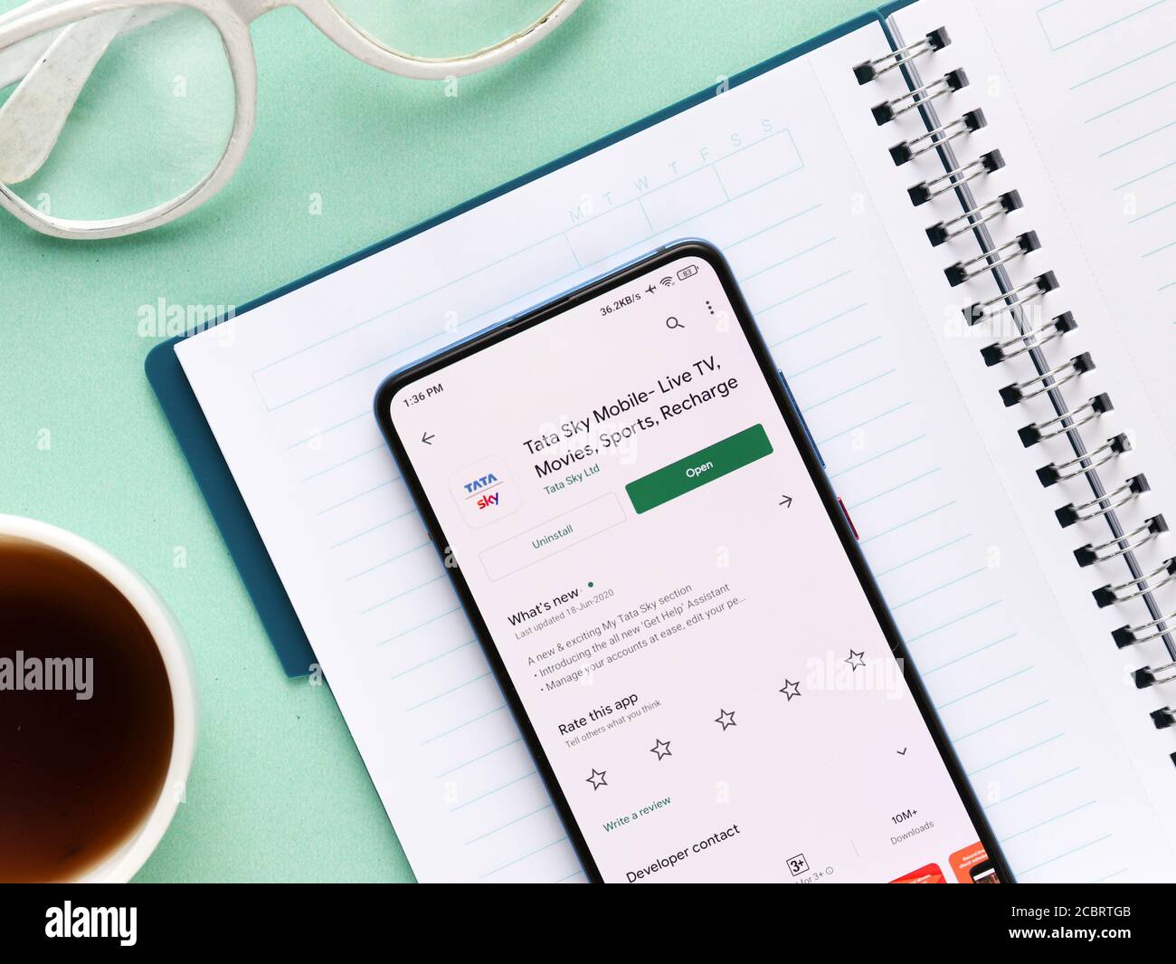 Assam, indien - 12. August 2020 : Tata Sky ein DTH-Service-Provider-Logo auf dem Telefonbildschirm. Stockfoto