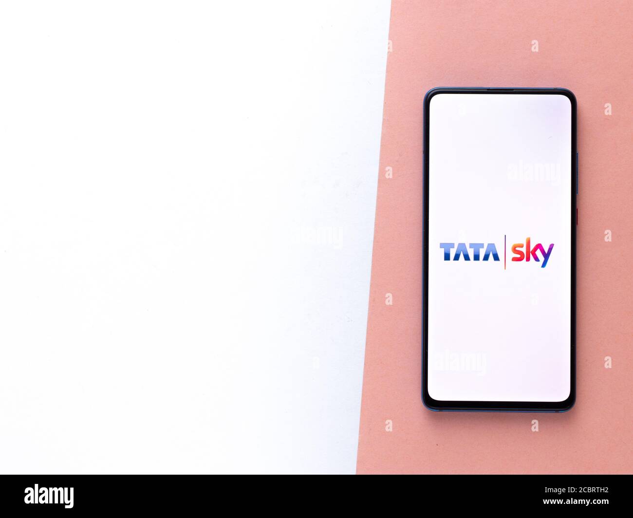 Assam, indien - 12. August 2020 : Tata Sky ein DTH-Service-Provider-Logo auf dem Telefonbildschirm. Stockfoto