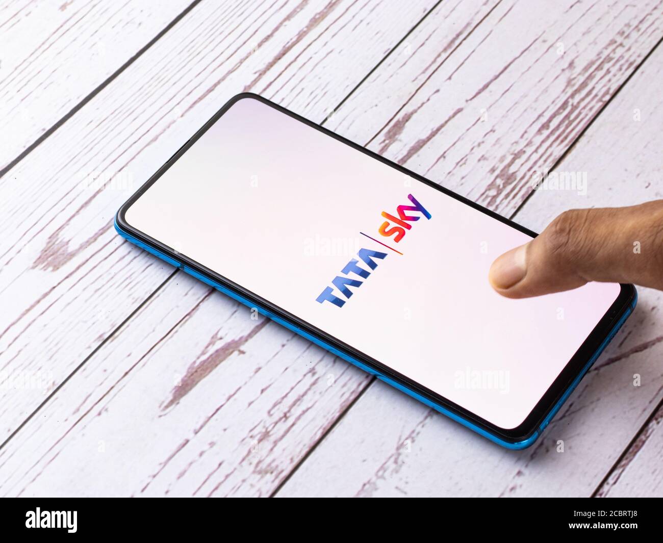 Assam, indien - 12. August 2020 : Tata Sky ein DTH-Service-Provider-Logo auf dem Telefonbildschirm. Stockfoto