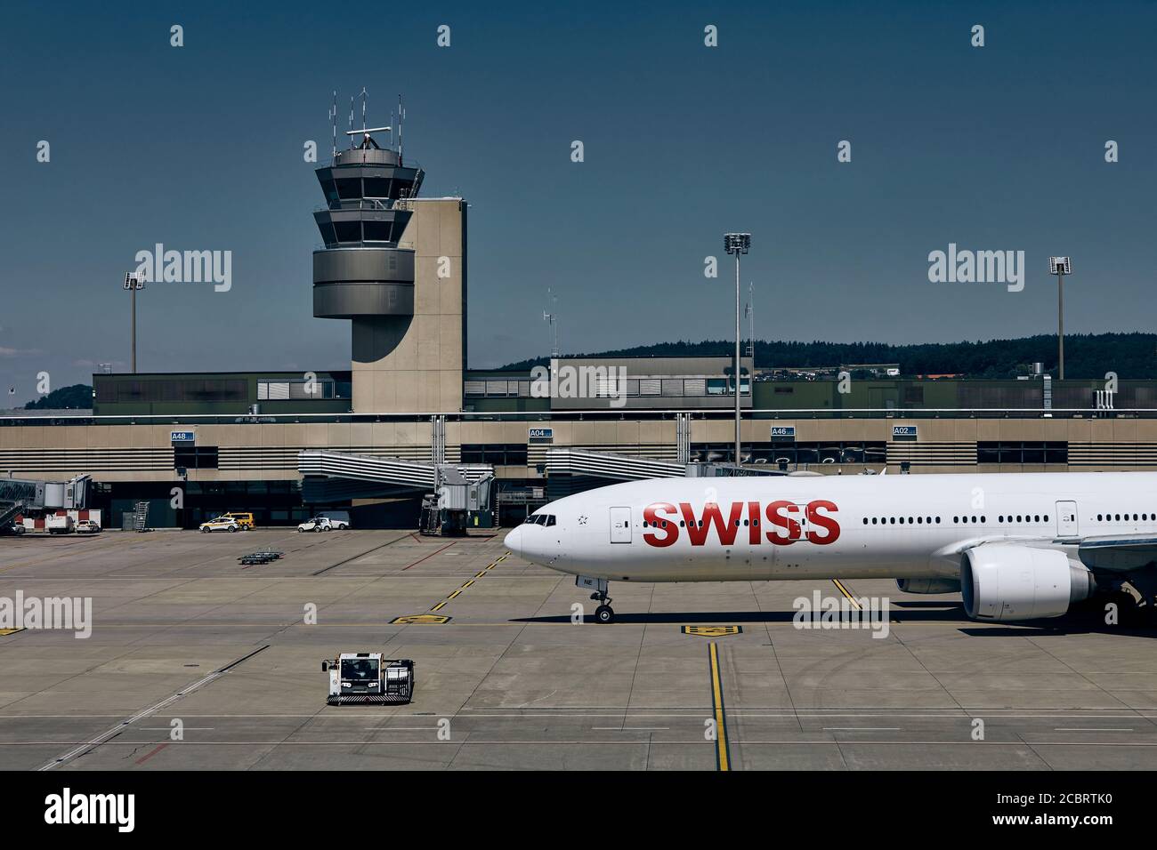 Zürich, Schweiz - 07. August 2020: Flaggschiff der Swiss International Air Lines Boeing 777-300ER beim Rollieren am Flughafen Zürich am 07. August 2020. Stockfoto