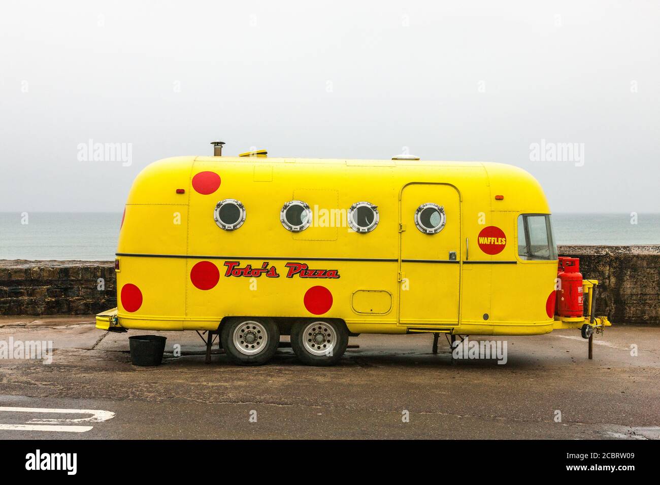 Garrettstown, Cork, Irland. August 2020. Ein gelb bemalter Argosy Airstream Pizza Trailer parker am Strand in Garrettstown, Co. Cork, Irland.- Credit; David Creedon / Alamy Live News Stockfoto