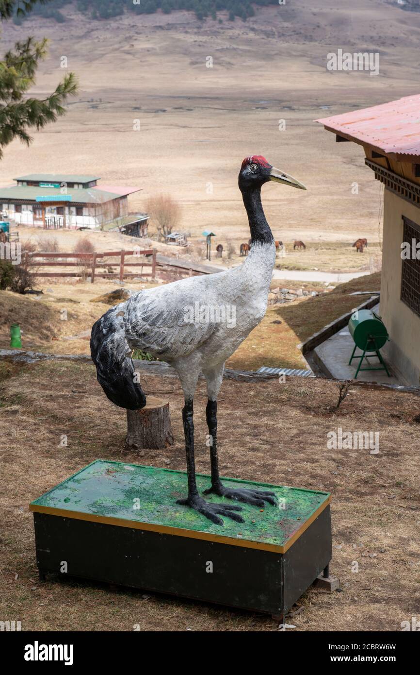 Bhutan, Gangtey-Phobjikha Valley, Black-Necked Crane Visitor Centre. Kranstatue. Stockfoto