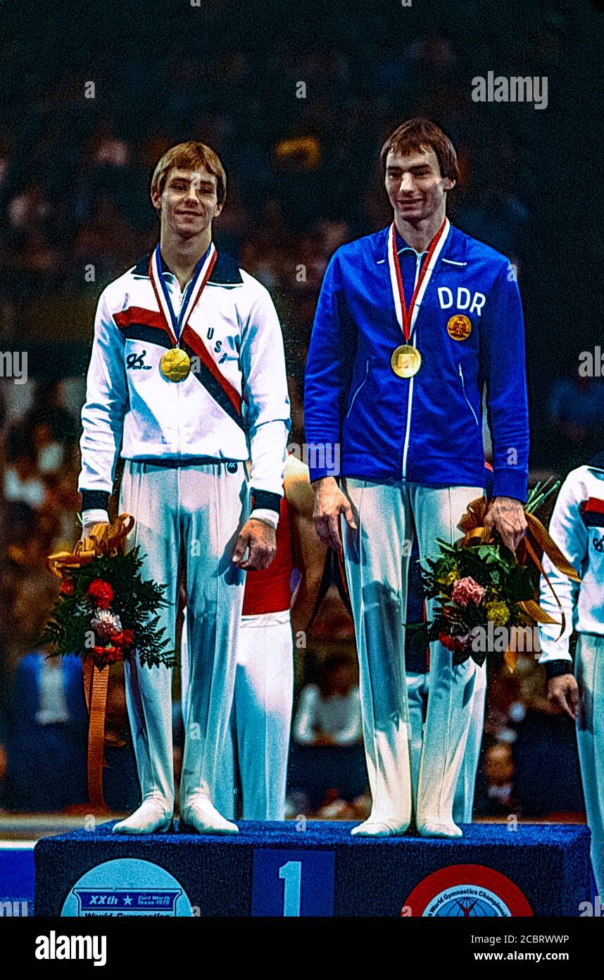 Kurt Thomas (USA) knüpft an die Goldmedaille mit Roland Brücknerin (DDR) in der Bodenübung bei den Turn-Weltmeisterschaften 1979 an. Stockfoto